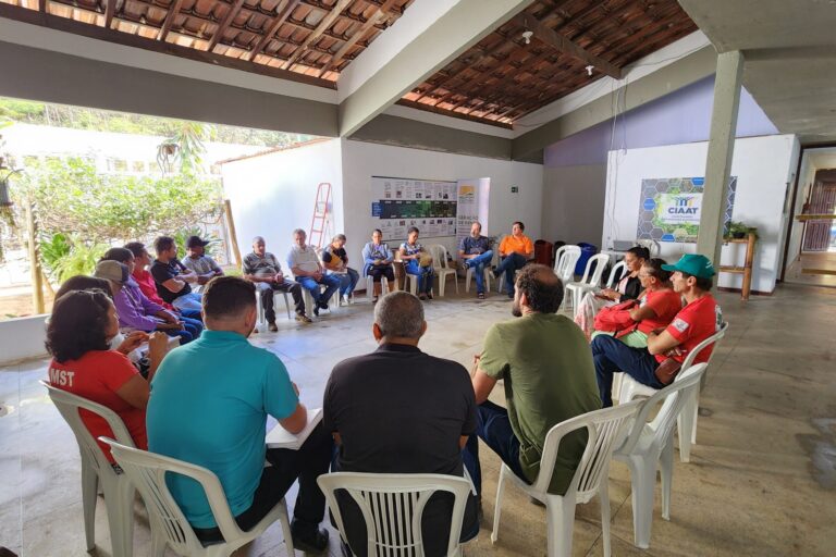 Leia mais sobre o artigo CETRECS sedia encontro para debater implantação de Escola Família Agrícola